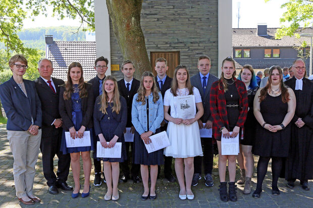 Die Konfirmanden mit Pfarrer Dr. Christian Klein, den Presbyterinnen Annemarie Flehmer und Andreas Ersel sowie den Betreuern Lena Brink und Julia Westermann an der Christus-Kirche in Wickede FOTO: ANDREAS DUNKER