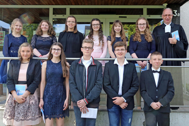 Die Konfirmanden des zweiten Segnungsgottesdienstes in der evangelischen Christus-Kirche in diesem Jahr – Vordere Reihe, von links: Joyce Stute, Laura Hamer, Ron Jaros, Nikita Wekesser und Oskar Warnali – Hintere Reihe, von links: Emely Tewes, Maike Ritter, Leonie Richts, Kristina Butsch, Heloise Rick und Melina Struck sowie Pfarrer Dr. Christian Klein FOTO: ANDREAS DUNKER