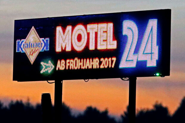 Eine Leuchtwerbetafel weist bereits in der Dunkelheit auf die Eröffnung des Motels  im Frühjahr 2017 hin. FOTO: CARINA WESTERWELLE