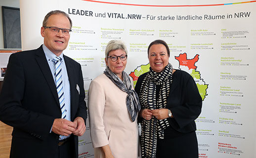 Der Wickeder Bürgermeister Dr. Martin Michalzik (CDU) eröffnete kürzlich zusammen mit Landtagsvizepräsidentin Carina Gödecke (SPD) und Ursula Heinen-Esser (CDU) als Ministerin für Umwelt, Landwirtschaft, Natur- und Verbraucherschutz die Ausstellung "LEADER und VITAL.NRW" im nordrhein-westfälischen Landtag in Düsseldorf. FOTO: LANDTAG NRW