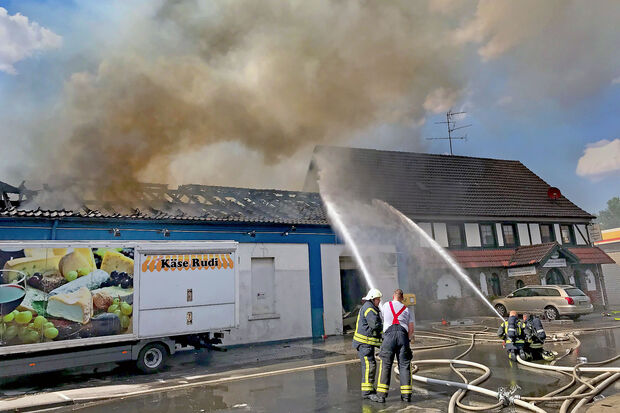 Die Lagerhalle im Vollbrand ARCHIVFOTO: ANDREAS DUNKER