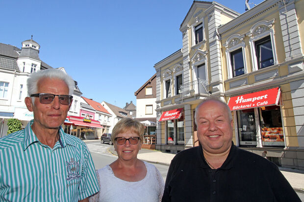 Die Organisatoren des Holland-Marktes und Markus Thurau vom Wirtschaftsverband Wickede (Ruhr) (rechts) in der Wickeder Ortsmitte FOTO: ANDREAS DUNKER