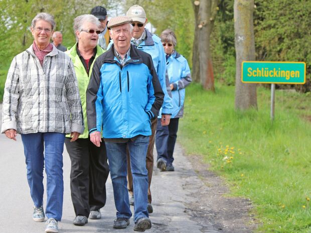 Wandergruppe des Gemischten Chores "Liedertafel" Wiehagen am heutigen 1. Mai auf dem Weg zum Dorffest nach Schlückingen. FOTO: ANDREAS DUNKER