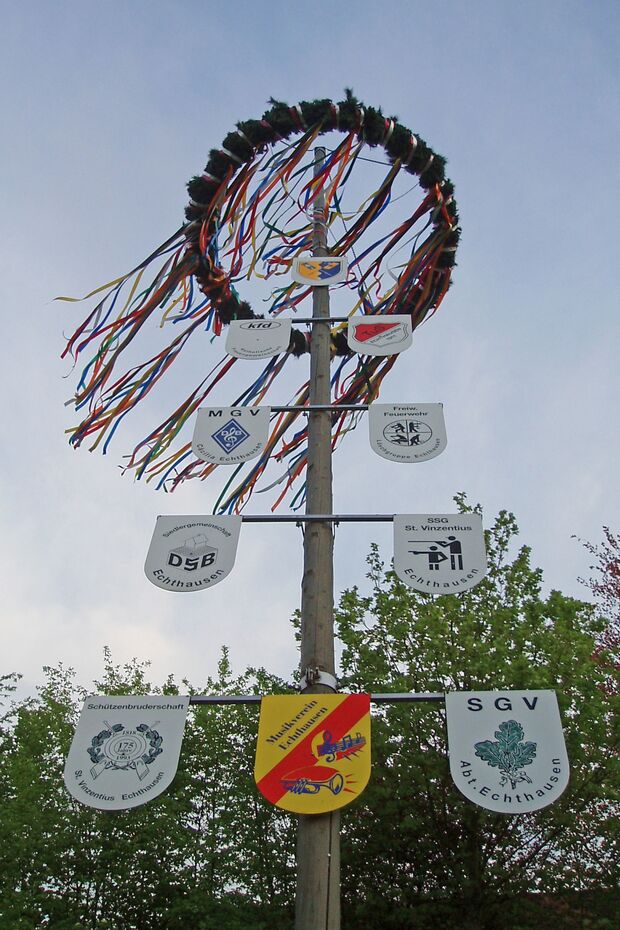 Der Maibaum auf dem Dorfplatz in Echthausen ARCHIVFOTO: ANDREAS DUNKER