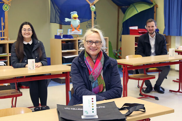 Rektorin Delia Heck von der Melanchthon-Grundschule (Mitte) erhielt von der Unternehmensgruppe WHW Hillebrand zwei weitere CO-2-Melder für die Klassenräume geschenkt. Hier vertreten durch die stellvertretende Marketingleiterin Jaqueline Martins (links) und Geschäftsführer Burkhard Schrage (rechts). FOTO: ANDREAS DUNKER