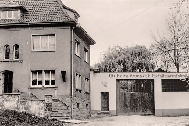 "Wilhelm Humpert Metallwarenfabrik" und "Gegr(ündet) 1918" ist über dem Eingang zum ursprünglichen Firmengelände im Lanferbachtal in der Wickeder Ortsmitte zu lesen. ARCHIVFOTO: ANDREAS DUNKER