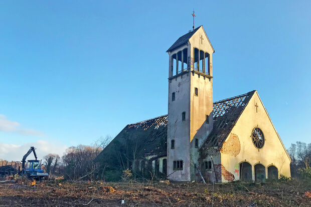 Holzrücke-Arbeiten an der einsturzgefährdeten Kirche im ehemaligen Militär-Camp im Werler Stadtwald FOTO: ANDREAS DUNKER