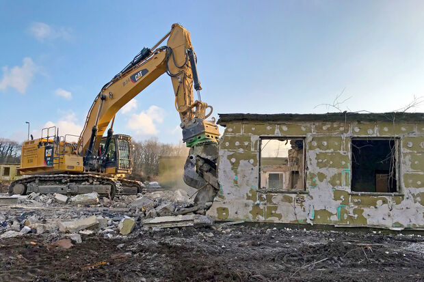 Der große Greifer des tonnenschweren Baggers zermalmt die Mauern der ehemaligen Wohnbaracken der Soldaten in der alten britischen Kaserne im Werler Stadtwald. FOTO: ANDREAS DUNKER