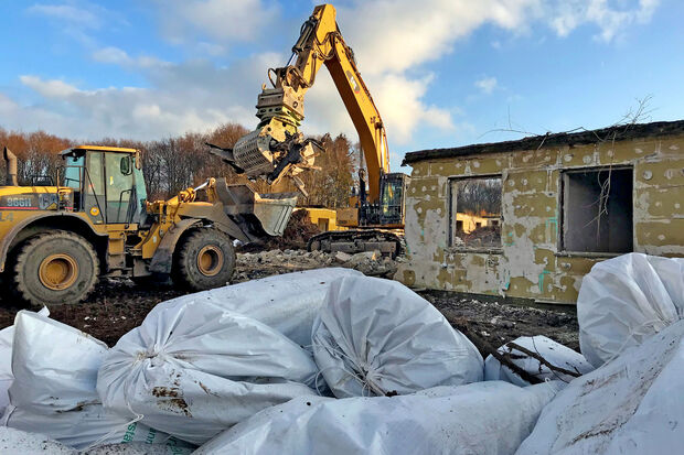 Bereits beim Rückbau der Kasernengebäude werden die Materialien sortiert. Einiges wird direkt für das geplante Landschaftsbauwerk vor Ort deponiert, anderes wird als Sondermüll entsorgt. Ein riesiger Radlader transportiert das zerkleinerte Material zu einem nahe gelegenen Lagerplatz. FOTO: ANDREAS DUNKER