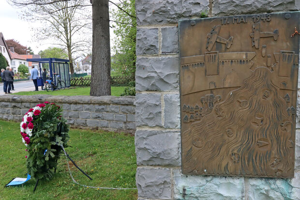 In künstlerisch abstrakter Form zeigt die Bronzeplatte am Mahnmal die Zerstörung der Möhnestaumauer durch britische Fliegerbomben, das Loch im Staudamm und die zerstörerische Flutwelle, die sich in der Nacht vom 16. auf den 17. Mai 1943 durch das Möhne- und durch das Ruhrtal ergoss. FOTO: ANDREAS DUNKER