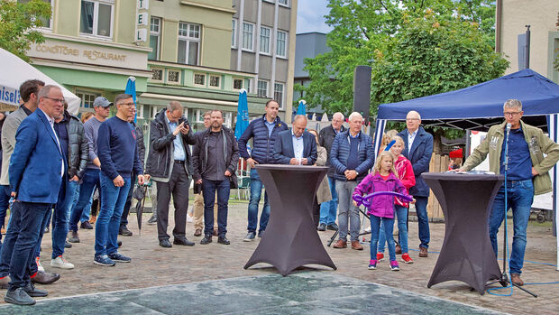 Der Werler Journalist Martin Haselhorst (rechts) moderierte die Einweihungsveranstaltung auf dem Werler Marktplatz. Links: der Wickeder Bürgermeister Dr. Martin Michalzik (CDU), der die LEADER-Region "Börde trifft Ruhr" vertrat. FOTO: ANDREAS DUNKER