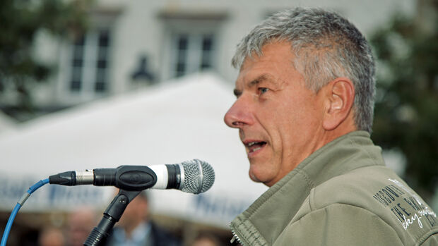 Der Werler Journalist Martin Haselhorst (rechts) moderierte die Einweihungsveranstaltung auf dem Werler Marktplatz. Links: der Wickeder Bürgermeister Dr. Martin Michalzik (CDU), der die LEADER-Region "Börde trifft Ruhr" vertrat. FOTO: ANDREAS DUNKER