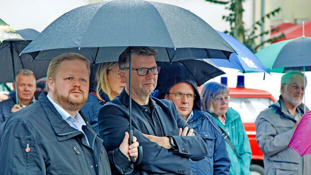 In vorderster Reihe: der Landtagsabgeordnete Heinrich Frieling (CDU) aus Ense, der Werler Ratsherr Klaus Eifler (CDU) und Geschäftsmann Michael Wieschebrock FOTO: ANDREAS DUNKER