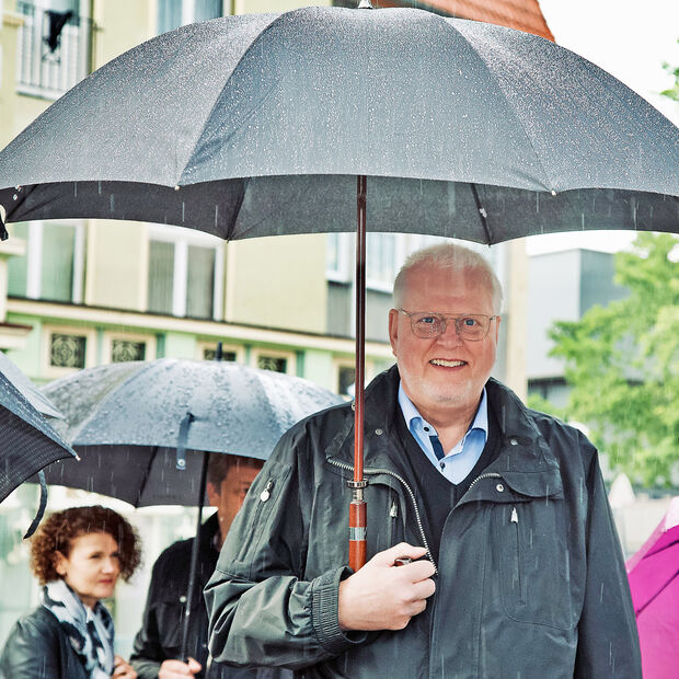 Zwischendurch standen die Teilnehmer der Veranstaltung im strömenden Regen. Hier Bestattungsunternehmer Lutz Langschmidt mit aufgespanntem Stockschirm. FOTO: ANDREAS DUNKER