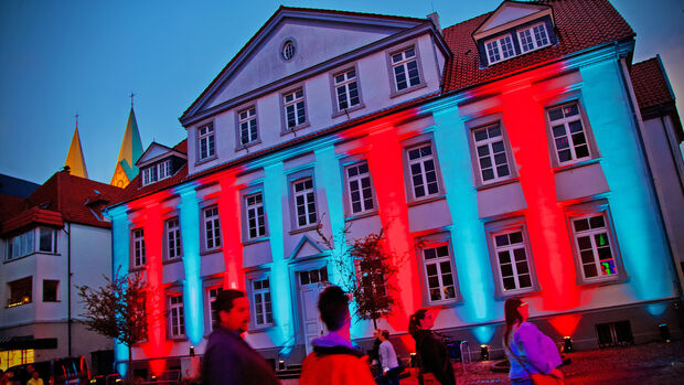 Das historische Gebäude in der Werler Innenstadt, wo bis vor einiger Zeit das Amtsgericht residierte. Im Hintergrund: die Spitzen der Doppeltürme des Wallfahrtsbasilika FOTO: ANDREAS DUNKER