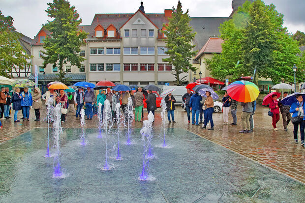 Wasser gab es nicht nur von unten, sondern auch von oben: Denn zum offiziellen Start der Fontänen gab es einen heftigen Regenschauer. FOTO: ANDREAS DUNKER