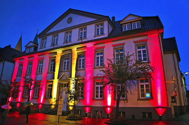 Das historische Gebäude des Amtsgerichtes Werl war zum Moonlight-Shopping auch bunt angestrahlt. FOTO: ANDREAS DUNKER