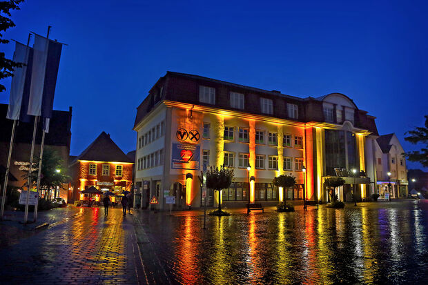 Beim Moonlight-Shopping in Werl spiegelten sich die beleuchteten Hausfassaden auf dem regennassen Steinpflaster des Marktplatzes, FOTO: ANDREAS DUNKER