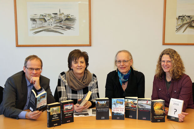 Bürgermeister Dr. Martin Michalzik (CDU), Kulturamtsmitarbeiterin Susanne Modler, Krimi-Autorin Ria Klug und eine Vertreterin des Organisationsteams des Krimi-Festivals (von links) ARCHIVFOTO: ANDREAS DUNKER