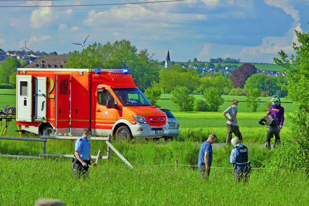 Der 41-jährige Motorradfahrer aus Menden war von der Bundesstraße 7 (Arnsberger Straße) abgekommen und landete lebensgefährlich verletzt in einer angrenzenden Weide in Höhe der Siedlung "Nachtigall".  FOTO: ANDREAS DUNKER