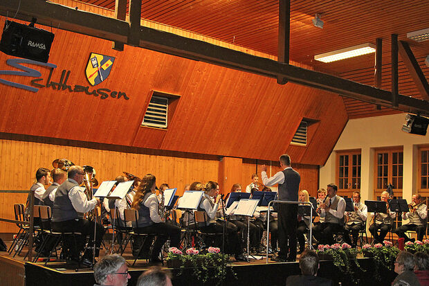 Der Musikverein Echthausen auf der Bühne der örtlichen Gemeindehalle ARCHIVFOTO: ANDREAS DUNKER