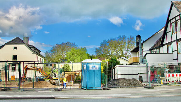 Direkt an der Ecke Hauptstraße/Gasweg entsteht der Neubau des Geschäftshauses Dickel/Lorei FOTO: ANDREAS DUNKER