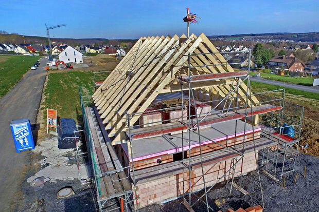 Das Richtfest für ihr Eigenheim in der Siedlung "An der Chaussee" ist für viele längst vorbei. Sie wohnen inzwischen in den Gebäuden mit Blick von der Haar ins Ruhrtal und ins Sauerland. ARCHIVFOTO: ANDREAS DUNKER