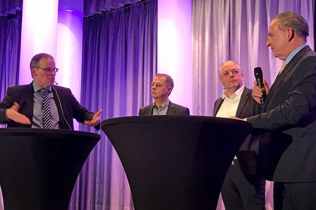 Bürgermeister Dr. Martin Michalzik (CDU) im Gespräch mit Wilhelm und Ralf Humpert sowie Alexander Koch (von links) FOTO: ANDREAS DUNKER