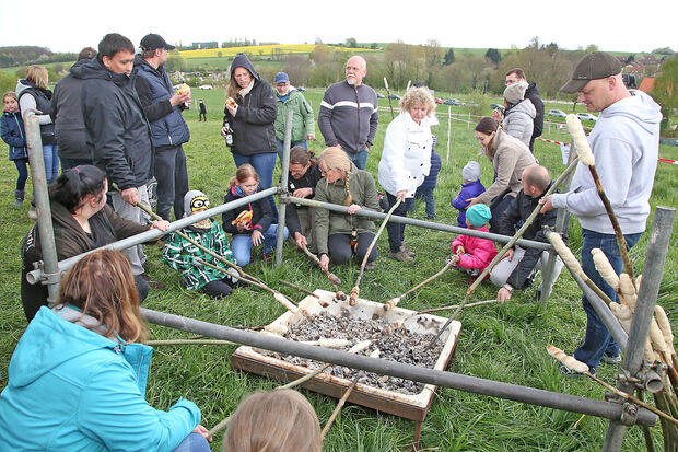 Stockbrot backen über der Holzkohleglut in Wiehagen FOTO: ANDREAS DUNKER
