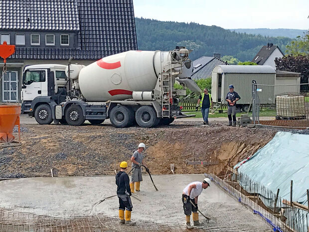 Mit Hilfe eines vibrierenden Betonrüttlers wurde der Flüssigbeton für die Grundplatte des neuen Pfarrheims verdichtet. ARCHIVFOTO: ANDREAS DUNKER