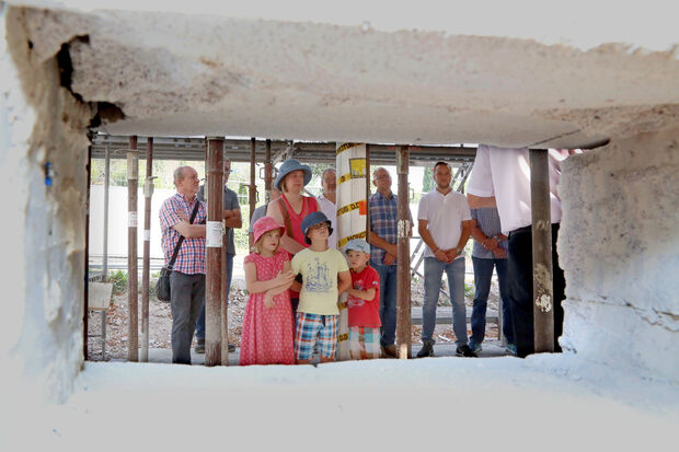 Auch eine Mutter mit drei kleinen Kindern verfolgte interessiert die Zeremonie. FOTO: ANDREAS DUNKER