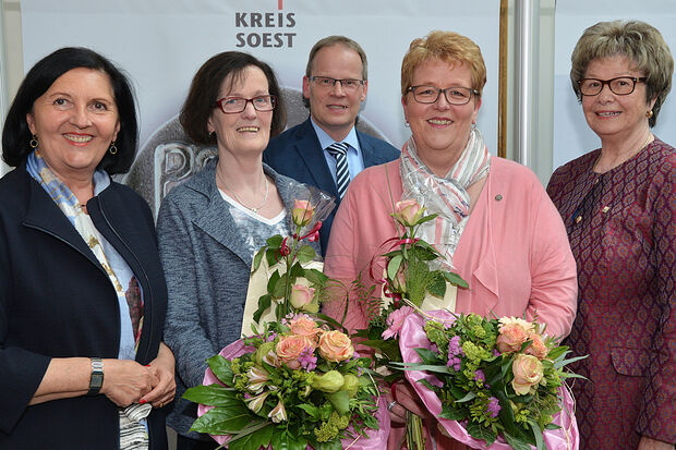 Im vergangenen Jahr 2017 wurden Ursula Knieper (2. von links) aus Wimbern und Martina Jochheim (4. von links) aus Wickede mit dem "Pflegestern" ausgezeichnet. Mit auf dem Bild: Landrätin Eva Irrgang (CDU), Wickedes Bürgermeister Dr. Martin Michalzik (CDU) und Vize-Landrätin Irmgard Soldat (CDU). ARCHIVFOTO: THOMAS WEINSTOCK / KREIS SOEST 