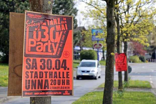 Diese Art der Plakatierung in der Gemeinde Wickede (Ruhr) ist künftig nicht mehr gestattet. FOTO: ANDREAS DUNKER