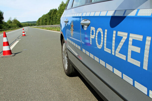 Vollsperrung der Autobahn kurz nach dem schweren Lkw-Unfall FOTO: ANDREAS DUNKER