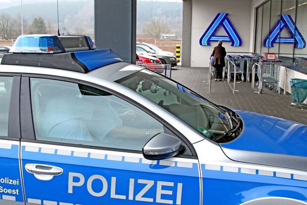 Streifenwagen der Polizei vor dem ALDI-Markt in Wickede FOTO: ANDREAS DUNKER