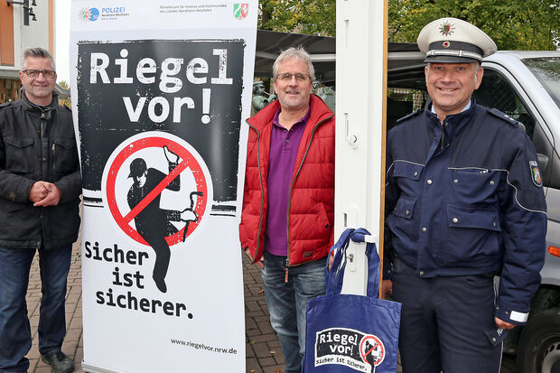 Die Kriminalhauptkommissare Andreas Göbel (links) und Ulrich Spurzem (Mitte) klärten während des Wochenmarktes am Donnerstag (12. Oktober 2017) vor dem Wickeder Rathaus über technische Sicherungsmaßnahmen sowie vorbeugendes Verhalten gegen Wohnungseinbrüche auf. Rechts: der Wickeder Bezirksdienstbeamte Politzeioberkommissar Stefan Hansner. FOTO: ANDREAS DUNKER