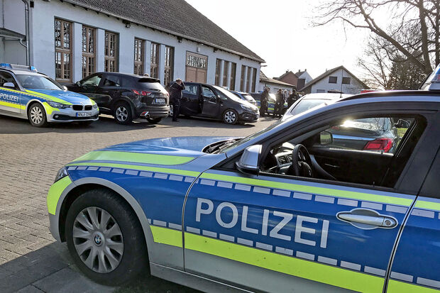 Polizeilicher Großeinsatz in Echthausen FOTO: ANDREAS DUNKER