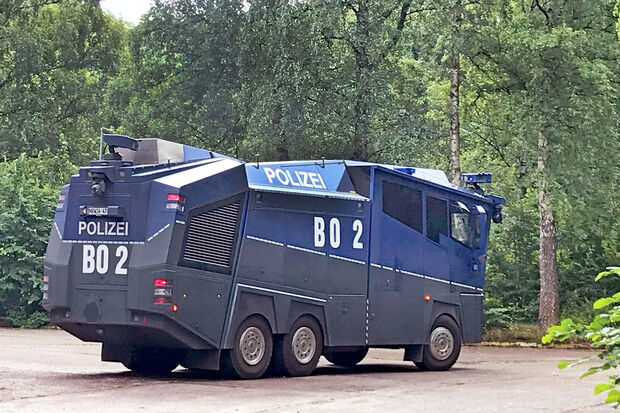 Der Wasserwerfer der Bereitschaftspolizei Bochum im Werler Stadtwald FOTO: ANDREAS DUNKER