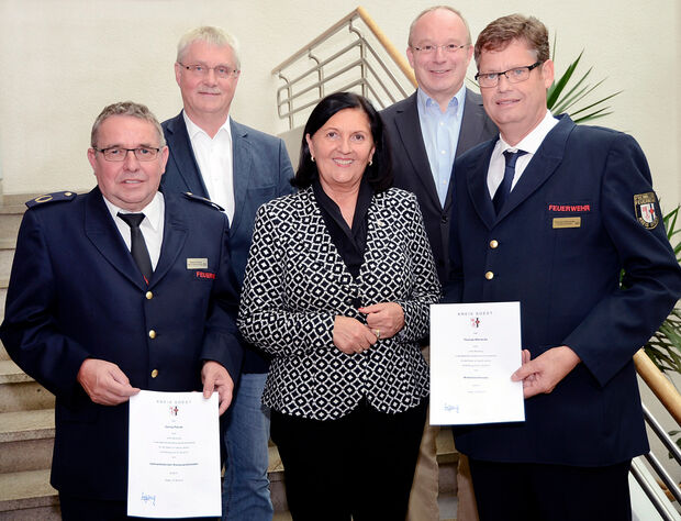 Georg Ptacek (links) und Thomas Wienecke (rechts) erhielten jetzt von Landrätin Eva Irrgang (CDU) für eine weitere Amtsperiode ihre Ernennungsurkunden an Kreisbrandmeister. Mit auf dem Bild: Dezernent Ralf Hellermann (4. von links) und Norbert Kelbert (2. von links) als Abteilungsleiter für den Rettungsdienst sowie den Feuer- und Katastrophenschutz. FOTO: THOMAS WEINSTOCK / KREIS SOEST 