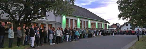 Zuschauer vor der Gemeindehalle in Echthausen FOTO: ANDREAS DUNKER