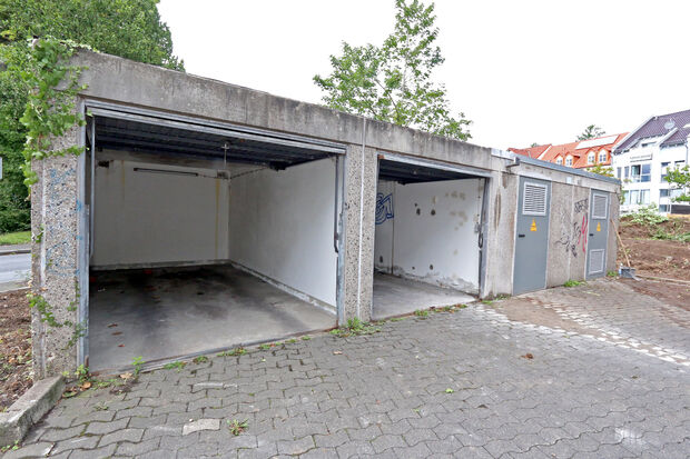 Die zwei kommunalen Garagen sollen abgerissen werden. Die Trafostation muss bleiben. FOTO: ANDREAS DUNKER