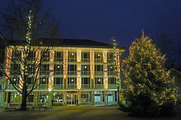 Der Weihnachtsbaum auf dem Marktplatz und das Wickeder Rathaus erstrahlen in diesen Tagen in funkelndem Lichterglanz. Mit Hilfe der Sparkasse und der Zahnarztpraxis Frigge und Dinstak als Sponsoren wurden das kommunale Verwaltungsgebäude und der grüne Nadelbaum prächtig geschmückt. FOTO: ANDREAS DUNKER