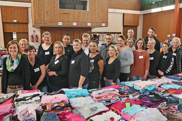 Die Organisatoren und fleißigen Helfer des jüngsten Regenbogen-Flohmarktes im Bürgerhaus in Wickede FOTO: ANDREAS DUNKER
