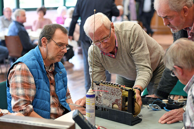 Ehrenamtliche Handwerker beim ersten Reparatur-Café im Bürgerhaus FOTO: PETER KANTHAK