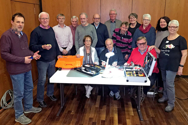 Die ehrenamtlich engagierten Senioren mit der kommunalen Koordinatorin Angelika Bechheim-Kanthak (Zweite von rechts) beim "Reparatur-Café" im Bürgerhaus in Wickede ARCHIVFOTO: ANDREAS DUNKER