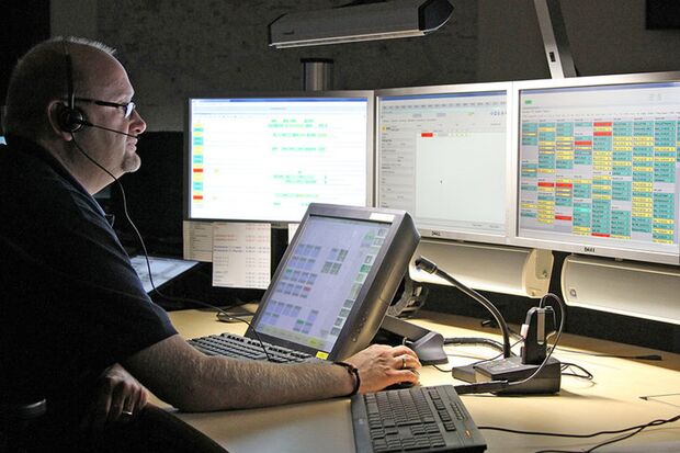 Im Soester Kreisgebiet läuft die Notrufnummer 112 zentral in der seit 2011 im Rettungszentrum am Soester Boleweg untergebrachten einheitlichen Kreisleitstelle für die Feuerwehr und den Rettungsdienst auf. Täglich erreichen die dort rund um die Uhr arbeitenden Mitarbeiter etwa 250 Notrufe. FOTO: DIRK BEHRENS / KREIS SOEST