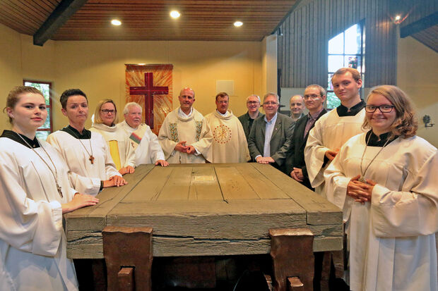 Nach der Profanierung des Roncallli-Hauses: Vertreter des Caritasverbandes Arnsberg-Sundern und der katholischen Kirchengemeinde St. Antonius von Padua und St. Vinzenz mit Messdienern. ARCHIVFOTO: ANDREAS DUKER