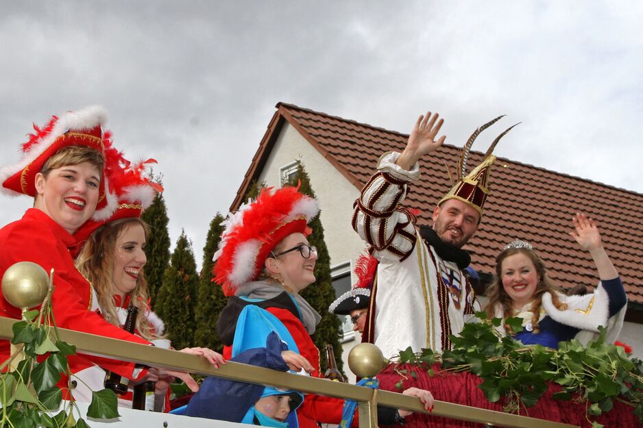 Rosenmontagsumzug 2017 des Wickeder Karnevalsvereins „WiKaVau“ mit dem Prinzenpaar Sarah Cavanagh und Tobias (Tobi I) Kosch 