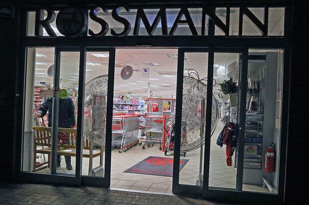 Der Wachmann eines Sicherheitsdienstes nach dem Einbruch heute Nacht in der Wickeder Filiale der Drogerie-Markt-Kette Rossmann FOTO: ANDREAS DUNKER