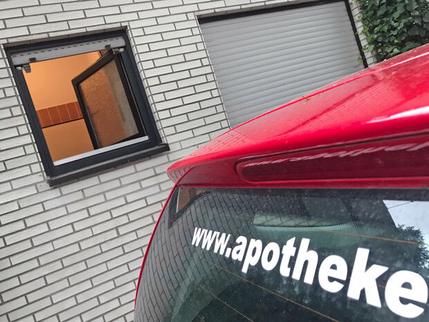 Vermutlich entkamen die Diebe durch dieses Toiletten-Fenster zum Bernhard-Bauer-Park. FOTO: ANDREAS DUNKER